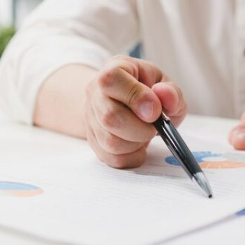 happy-young-asia-businessmen-businesswomen-meeting-brainstorming-ideas-about-new-paperwork-project-colleagues-working-together_7861-3053